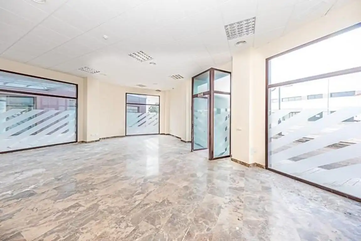 Local comercial en venta en Avenida de Benacazón 3, imagen 4