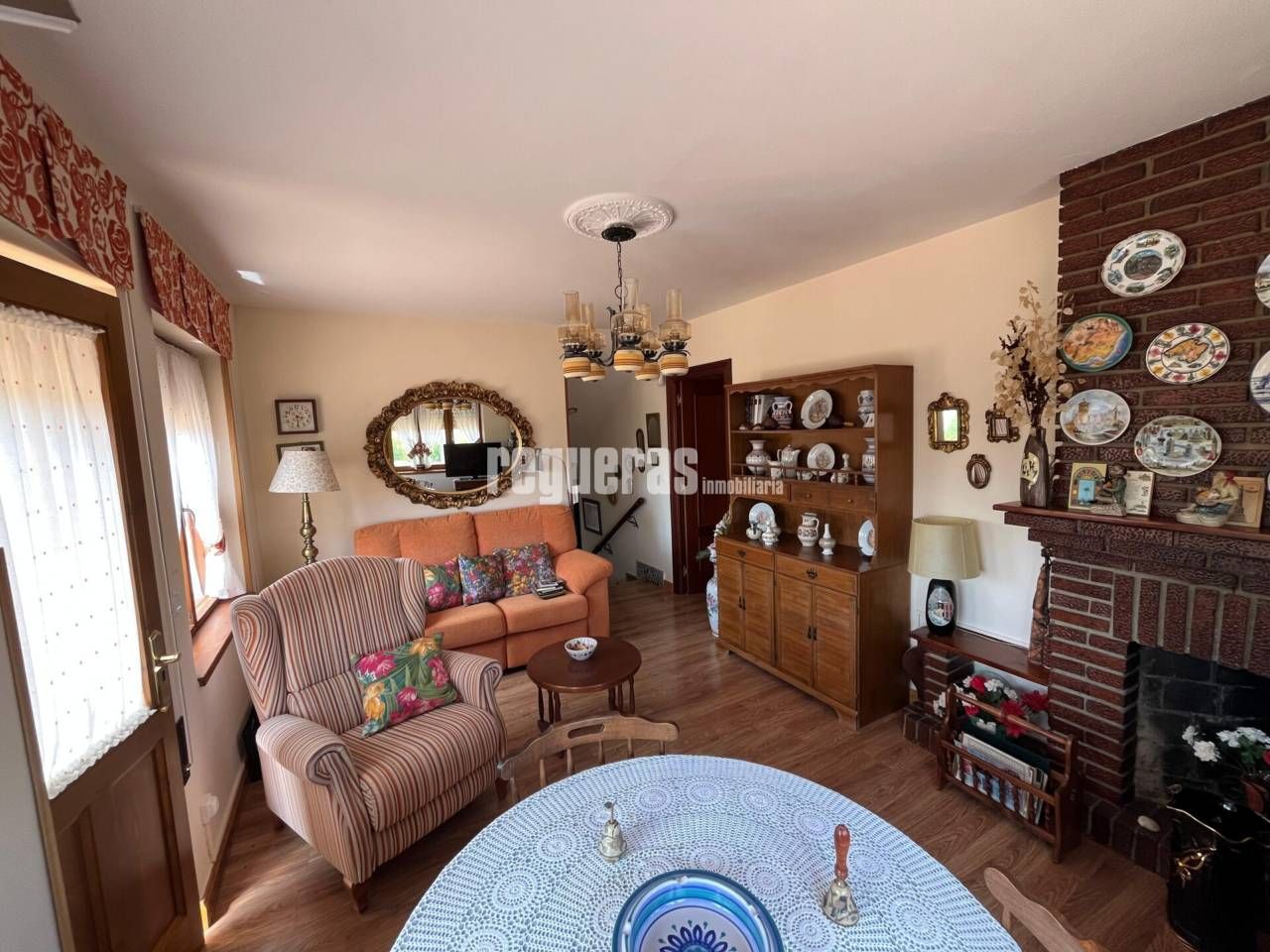 Sala d'estar de Casa o xalet en venda en Villamañán amb Calefacció, Jardí privat i Terrassa