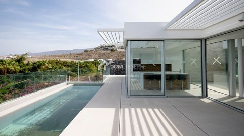 En venta  San Eugenio Alto  AdejeVilla con vistas al mar en San Eugenio AltoDOM Tenerife presenta una extraordinaria villa contemp