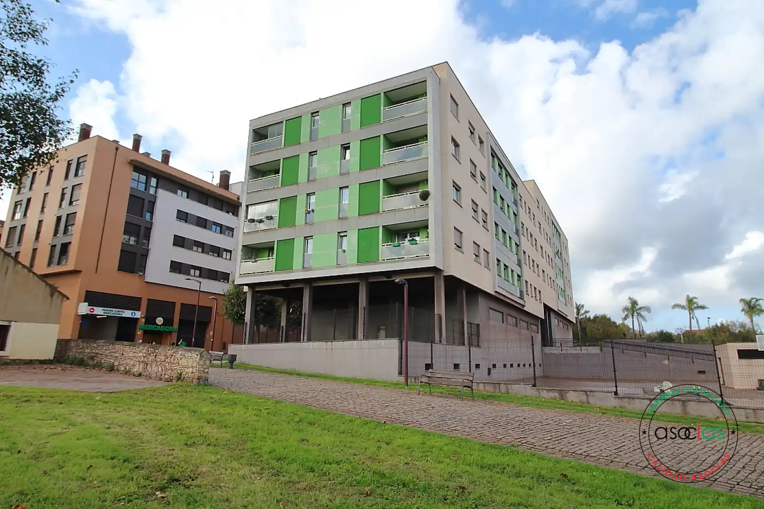 Vista exterior de Pis en venda en Gijón  amb Calefacció i Traster