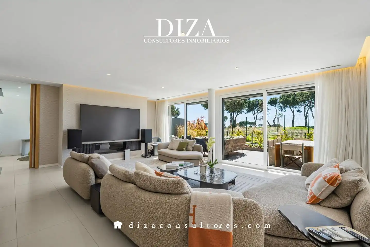 Living room of Duplexes for sale in Pozuelo de Alarcón  with Air Conditioner, Heating and Private garden