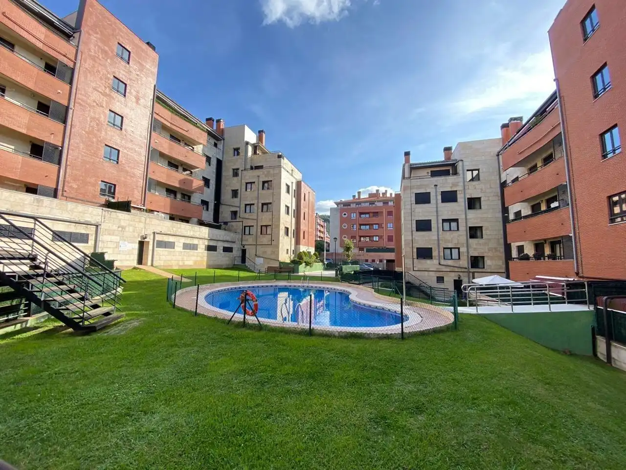 Piscina de Pis en venda en Castro-Urdiales amb Calefacció, Parquet i Terrassa