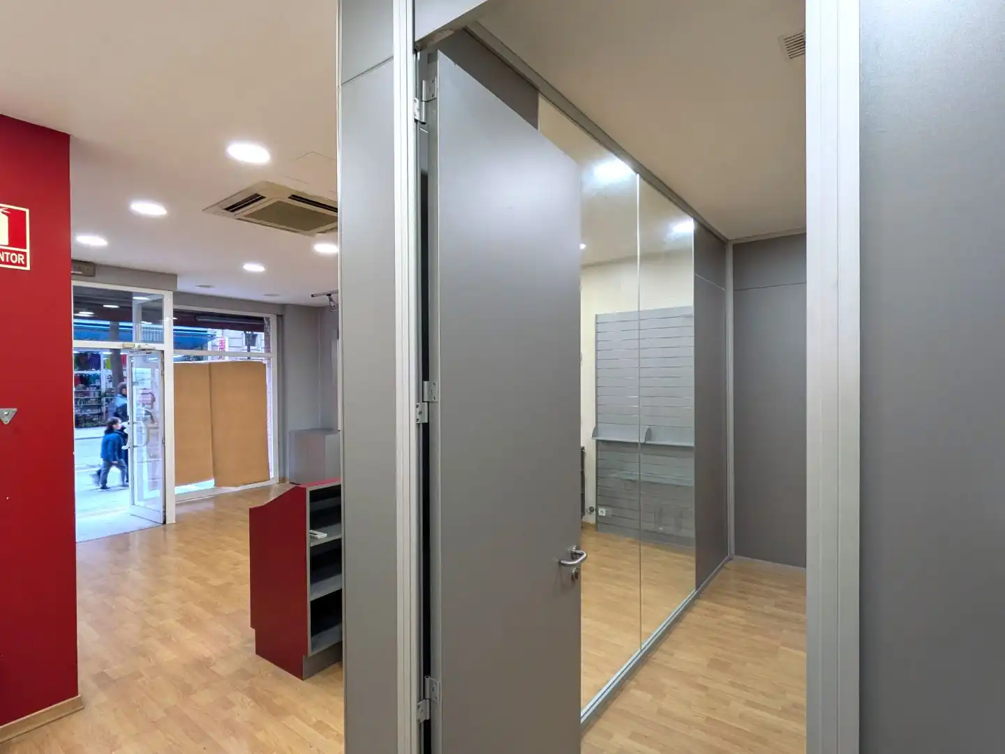 Gewerbefläche zum Verkauf in Lluis Companys 6, imagen 4