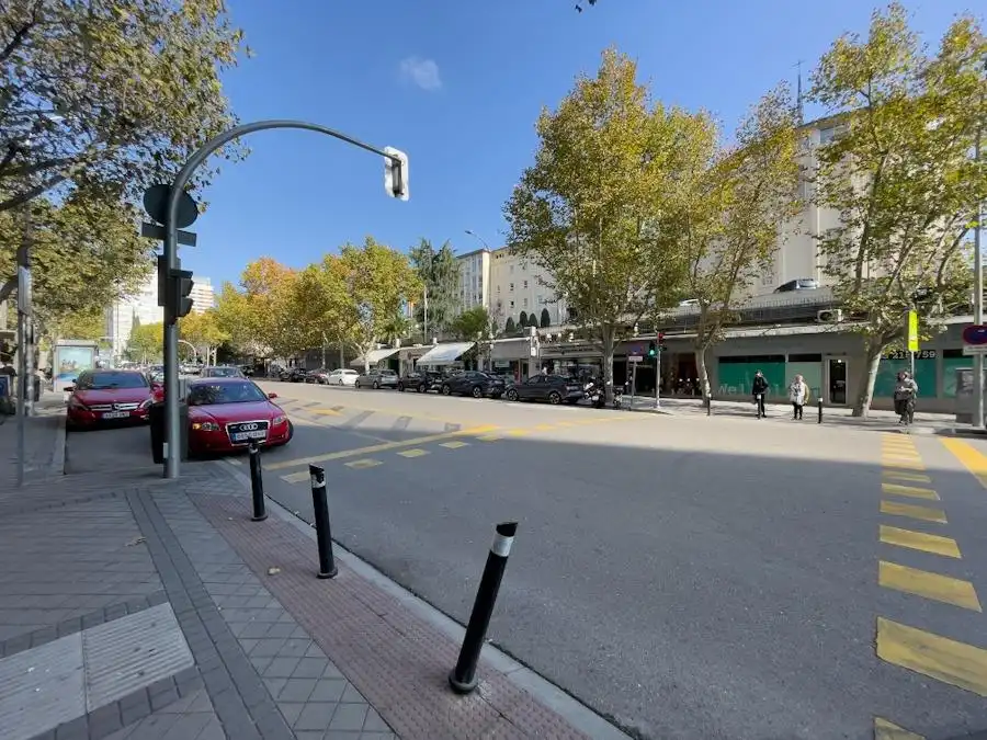 Vista exterior de Local de lloguer en Madrid amb Aire condicionat