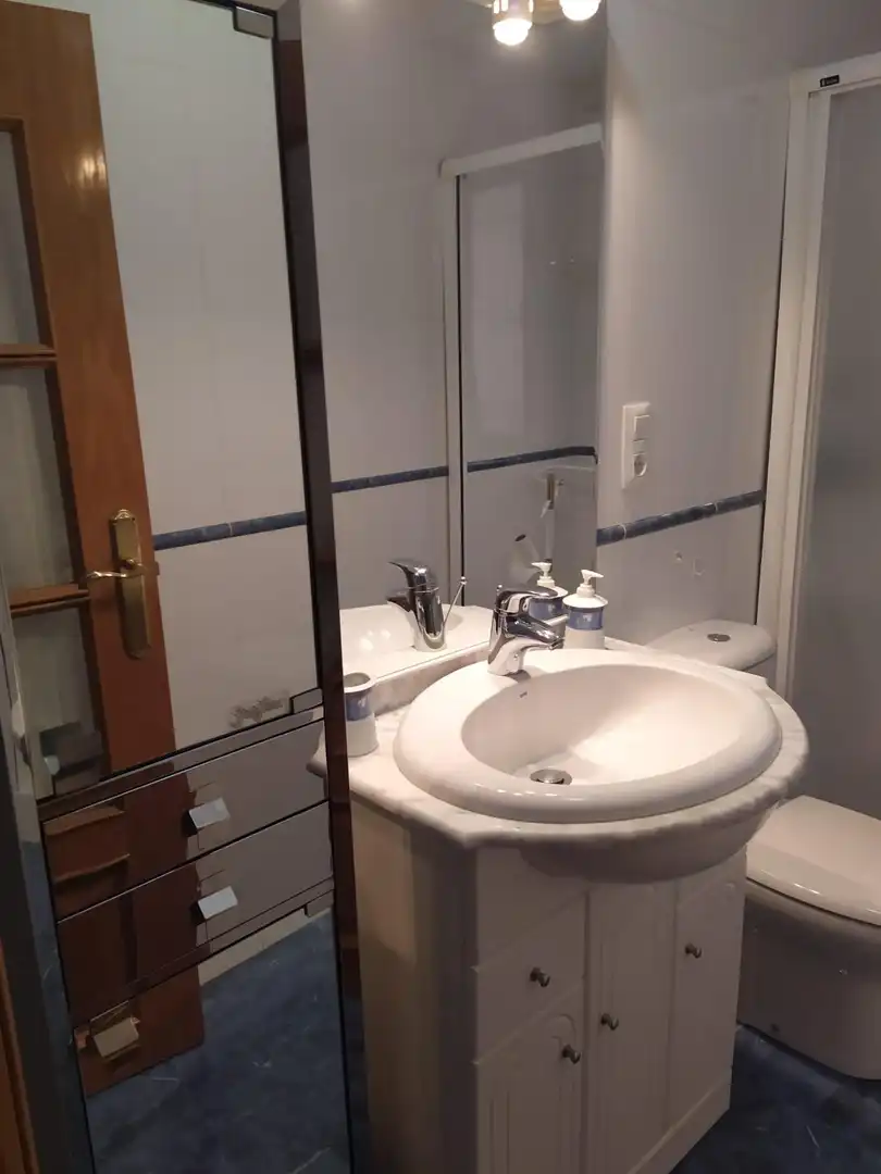 Baño de Piso para compartir en Granada