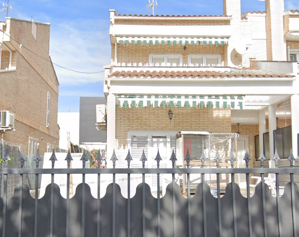 Vista exterior de Casa adosada en venda en Calafell amb Calefacció i Jardí privat