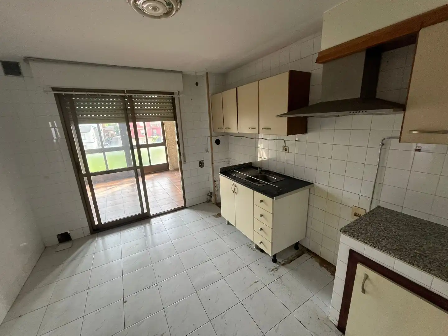 Cocina de Piso en venta en O Barco de Valdeorras   con Terraza, Trastero y Balcón