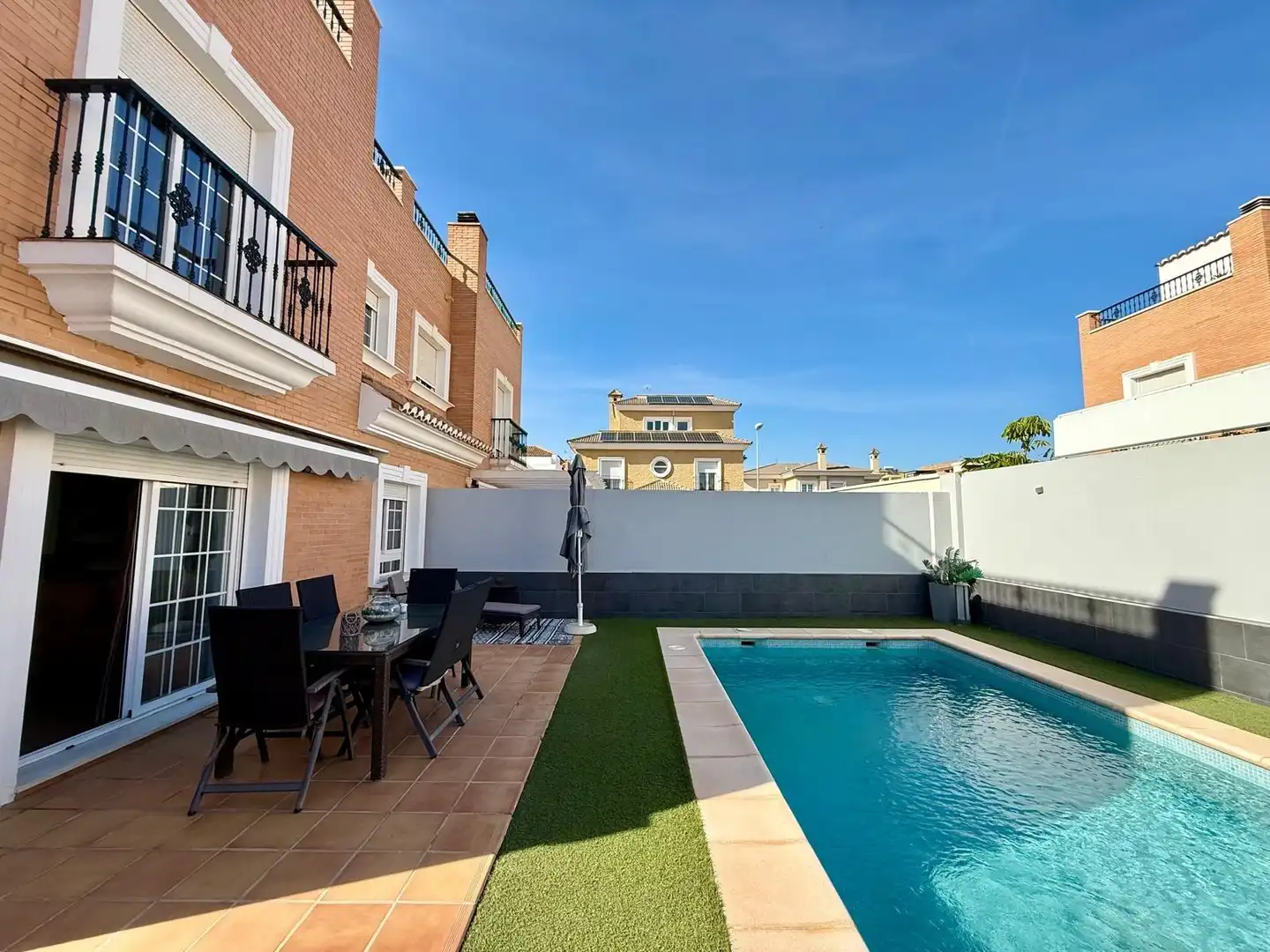 Piscina de Casa adosada en venta en Almería con Aire acondicionado, Jardín privado y Terraza