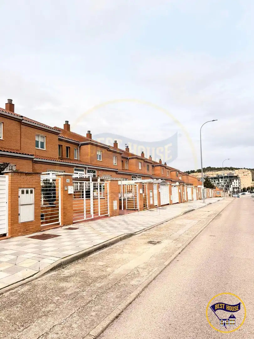 Detached homes for sale in Calle JOAQUIN RODRIGO , San Fernando - Carretera de Valencia