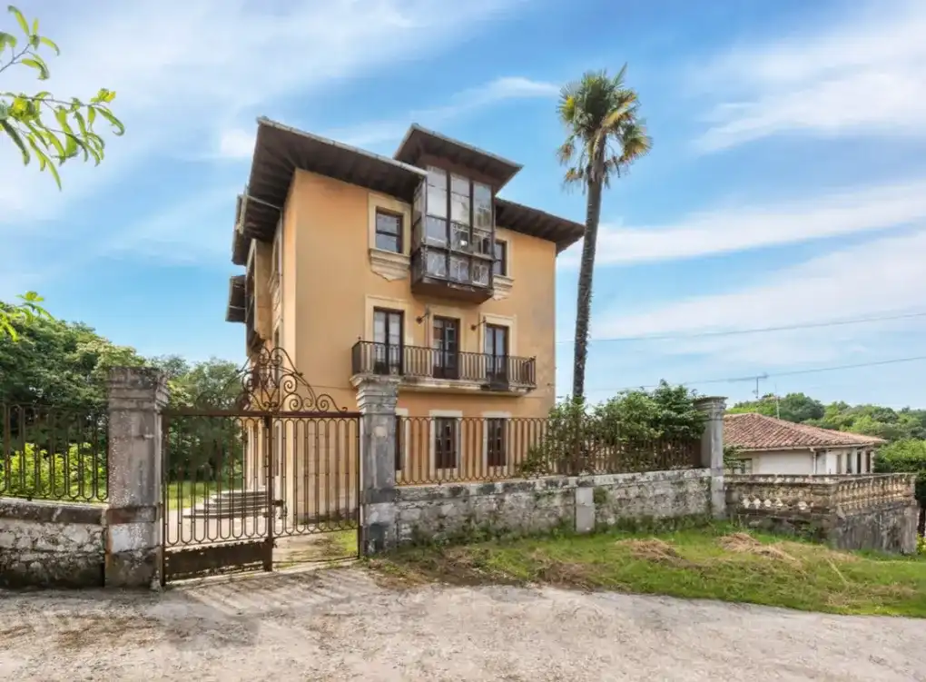 Vista exterior de Casa o xalet en venda en Llanes amb Jardí privat, Terrassa i Traster