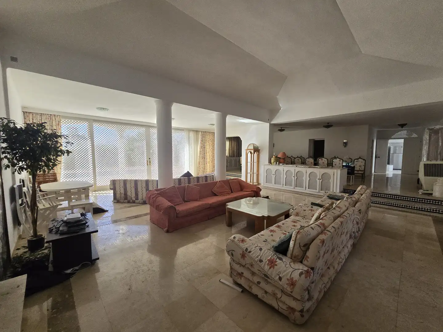 Sala d'estar de Casa o xalet en venda en Marbella amb Calefacció, Jardí privat i Terrassa