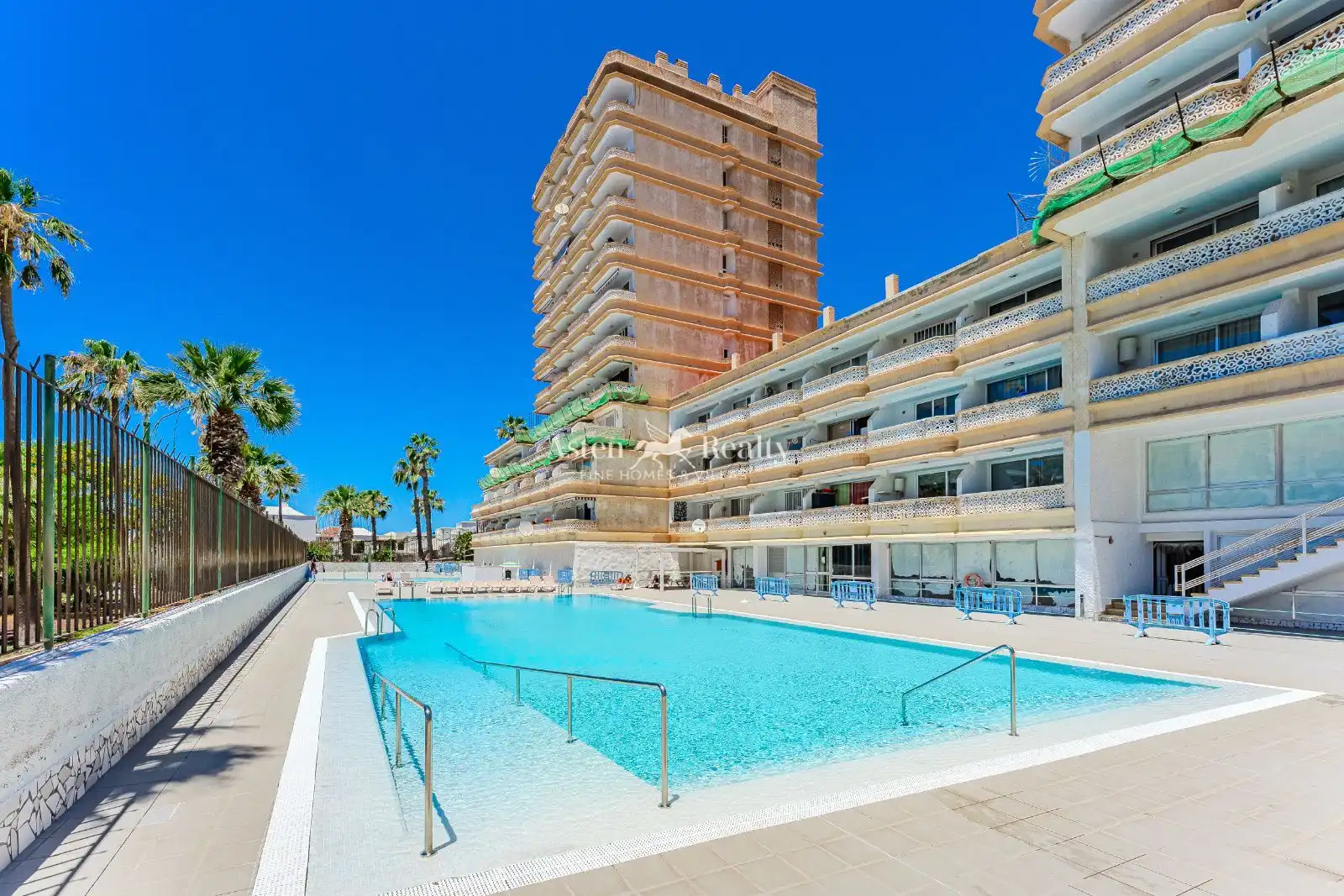 Swimming pool of Commercial properties for sale in Arona
