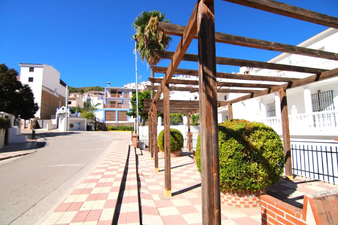 Vista exterior de Casa o xalet en venda en Tolox amb Terrassa, Traster i Moblat