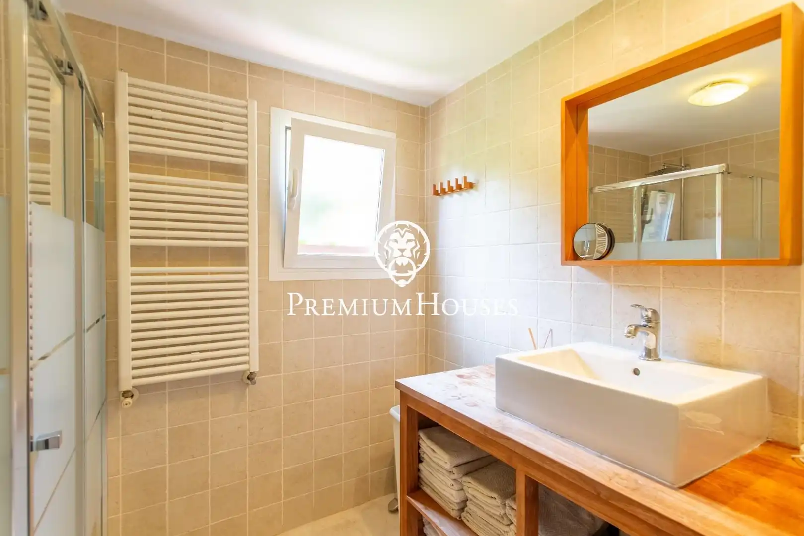 Bathroom of Houses for sale in Arenys de Munt  with Air Conditioner, Heating and Private garden