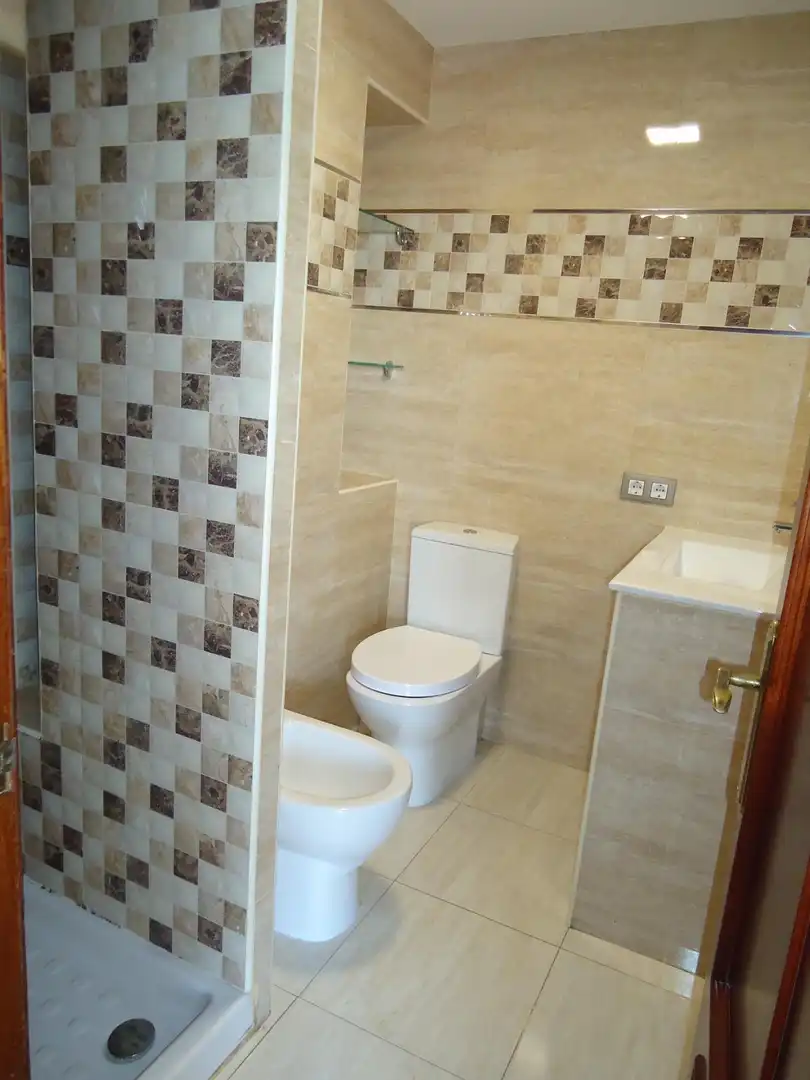 Baño de Piso en venta en Montequinto con Aire acondicionado, Terraza y Amueblado