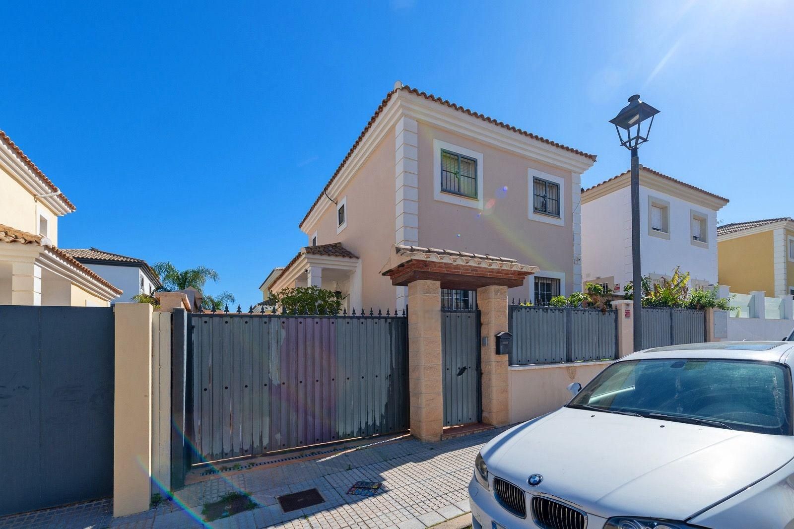 Vista exterior de Casa o xalet en venda en Alhaurín de la Torre amb Aire condicionat, Jardí privat i Terrassa