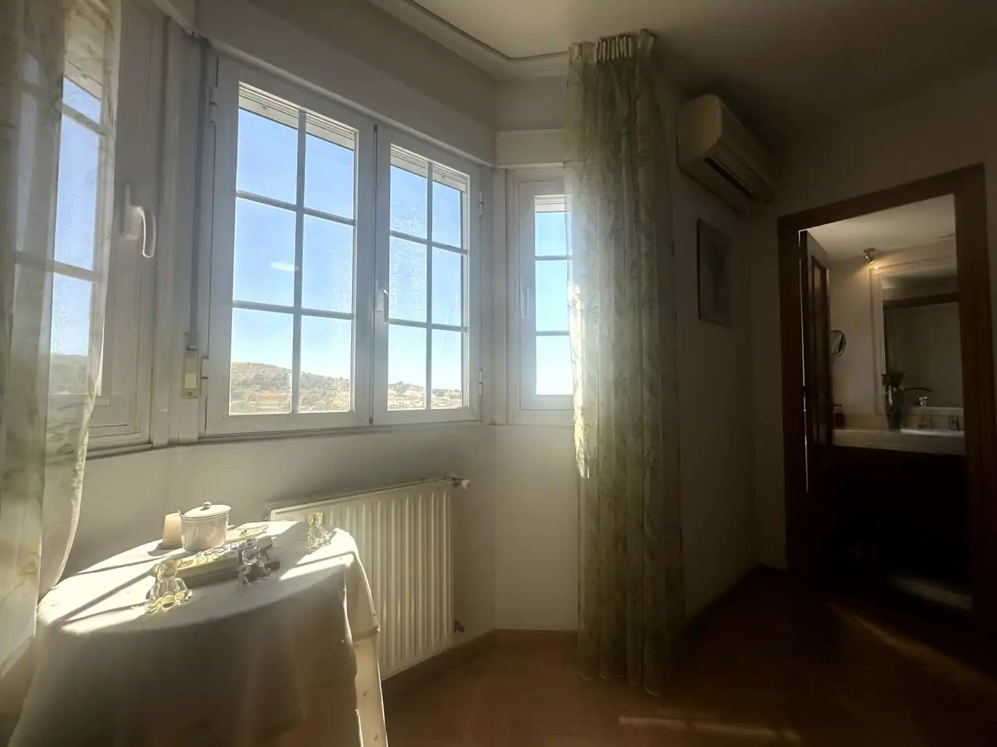 Schlafzimmer von Einfamilien-Reihenhaus zum Verkauf in Algete mit Klimaanlage, Heizung und Privatgarten