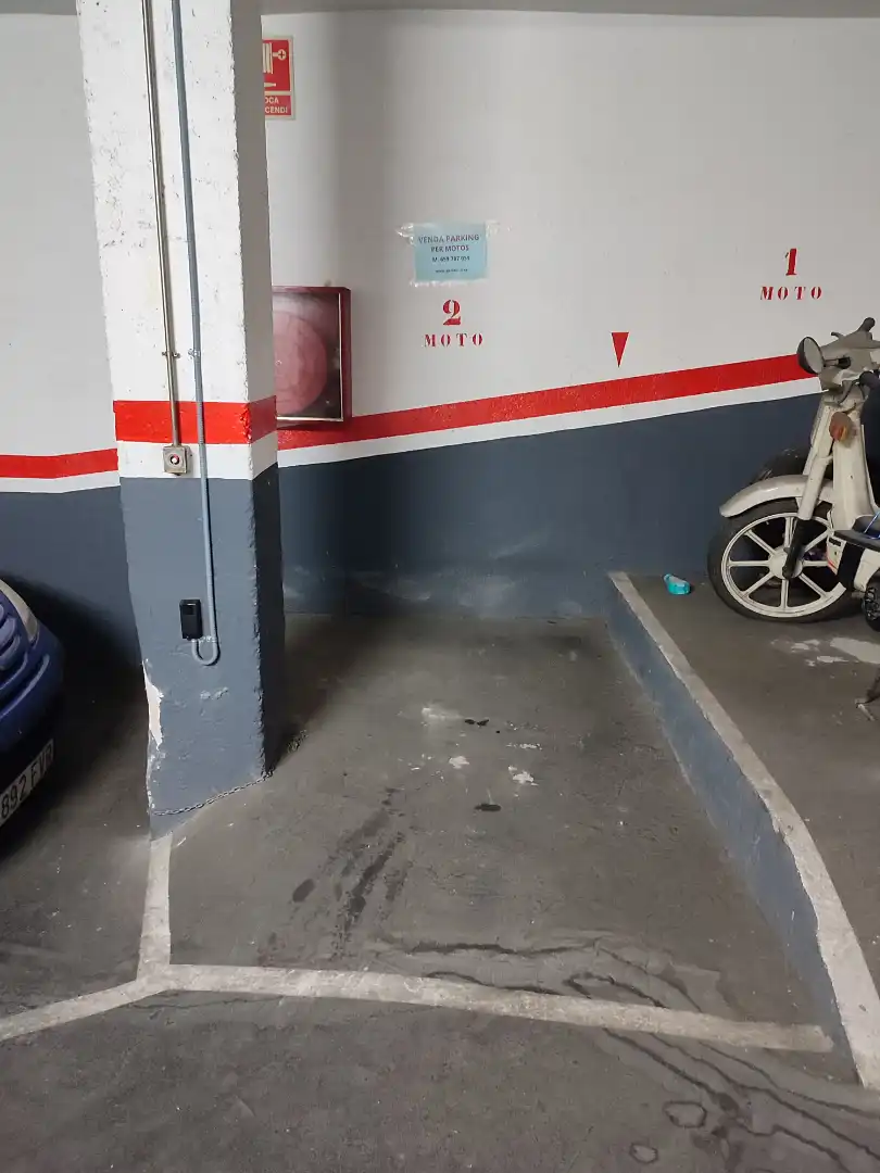 Motorbike for sale in Carrer del Pintor Gimeno 7