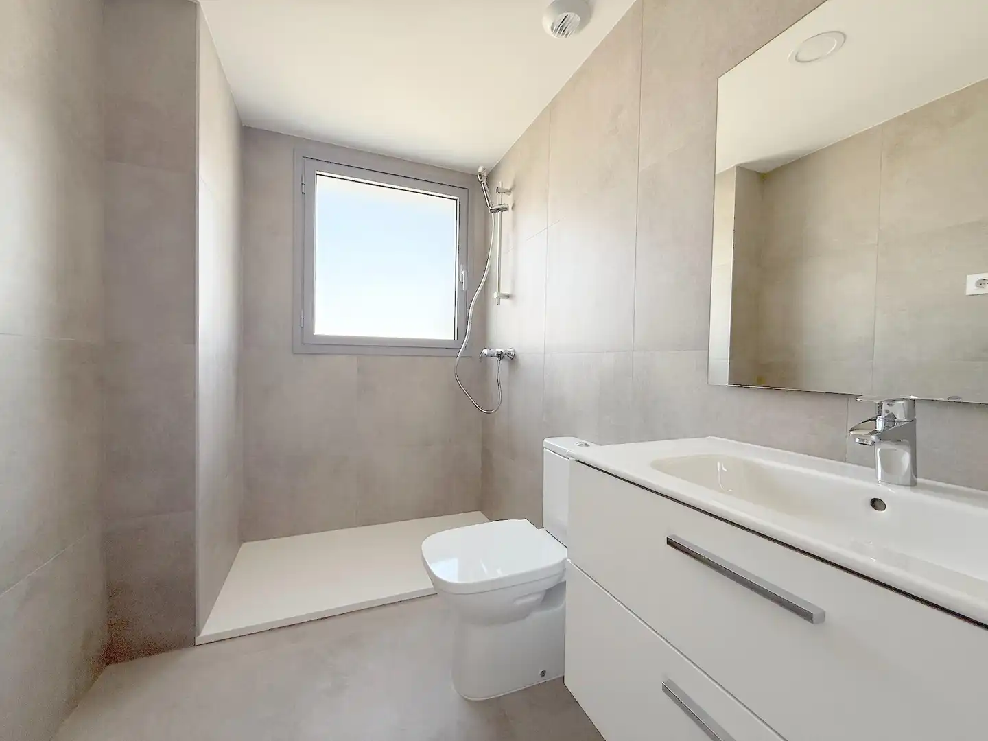 Baño de Ático en venta en Zaragoza con Calefacción, Terraza y Trastero