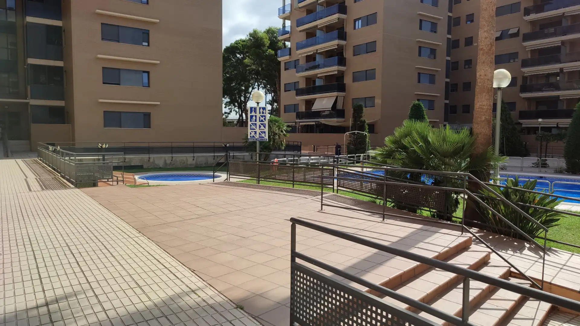 Schwimmbecken von Wohnung zum Verkauf in Reus mit Klimaanlage, Heizung und Terrasse
