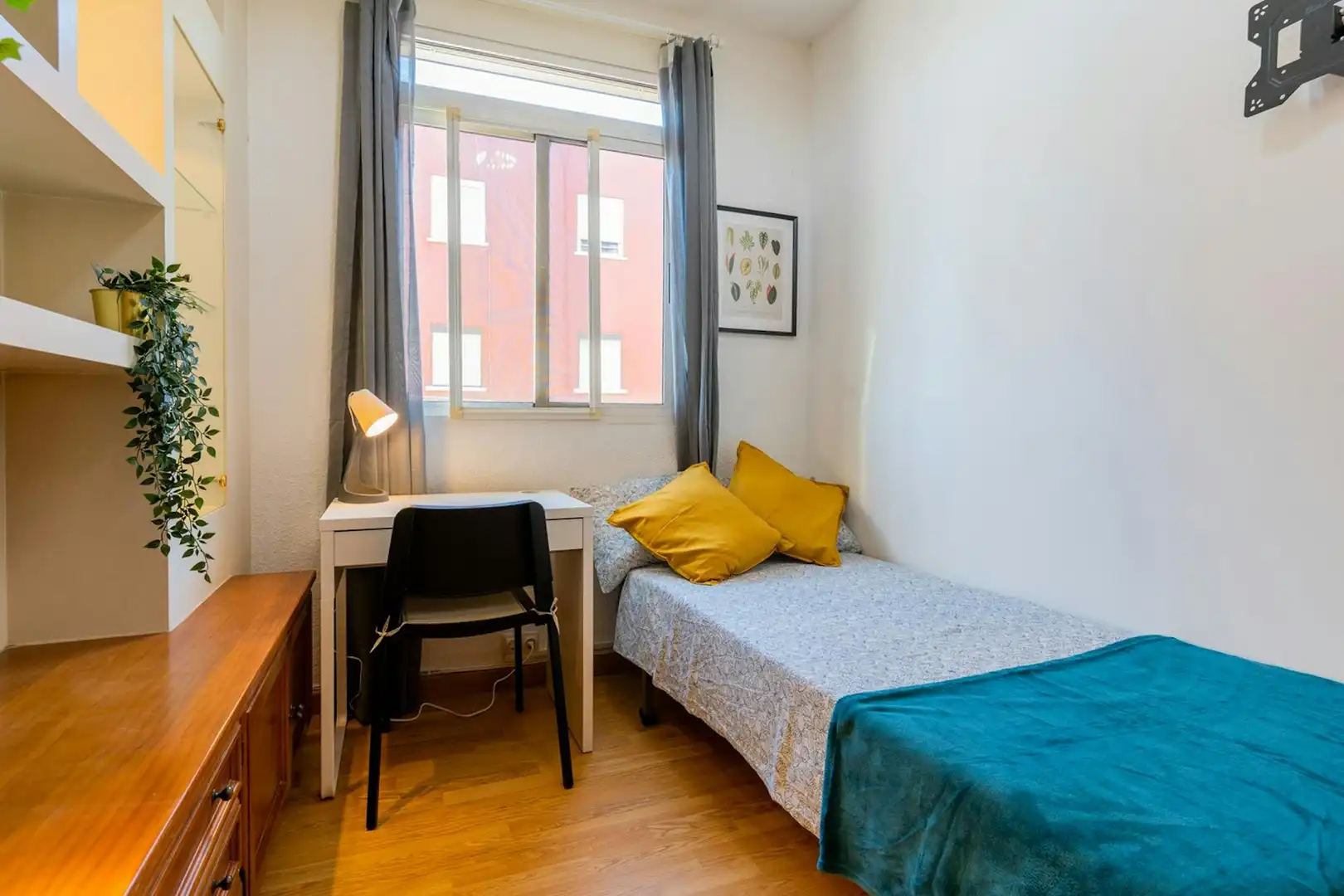 Schlafzimmer von Wohnung zur untervermieten in Valencia mit Möbliert, Waschmaschine und Fernseher