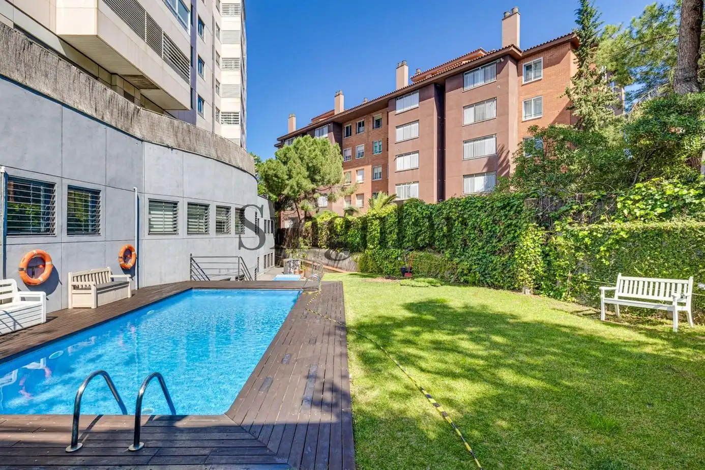 Schwimmbecken von Dachboden zum Verkauf in Barcelona mit Klimaanlage, Heizung und Parkett