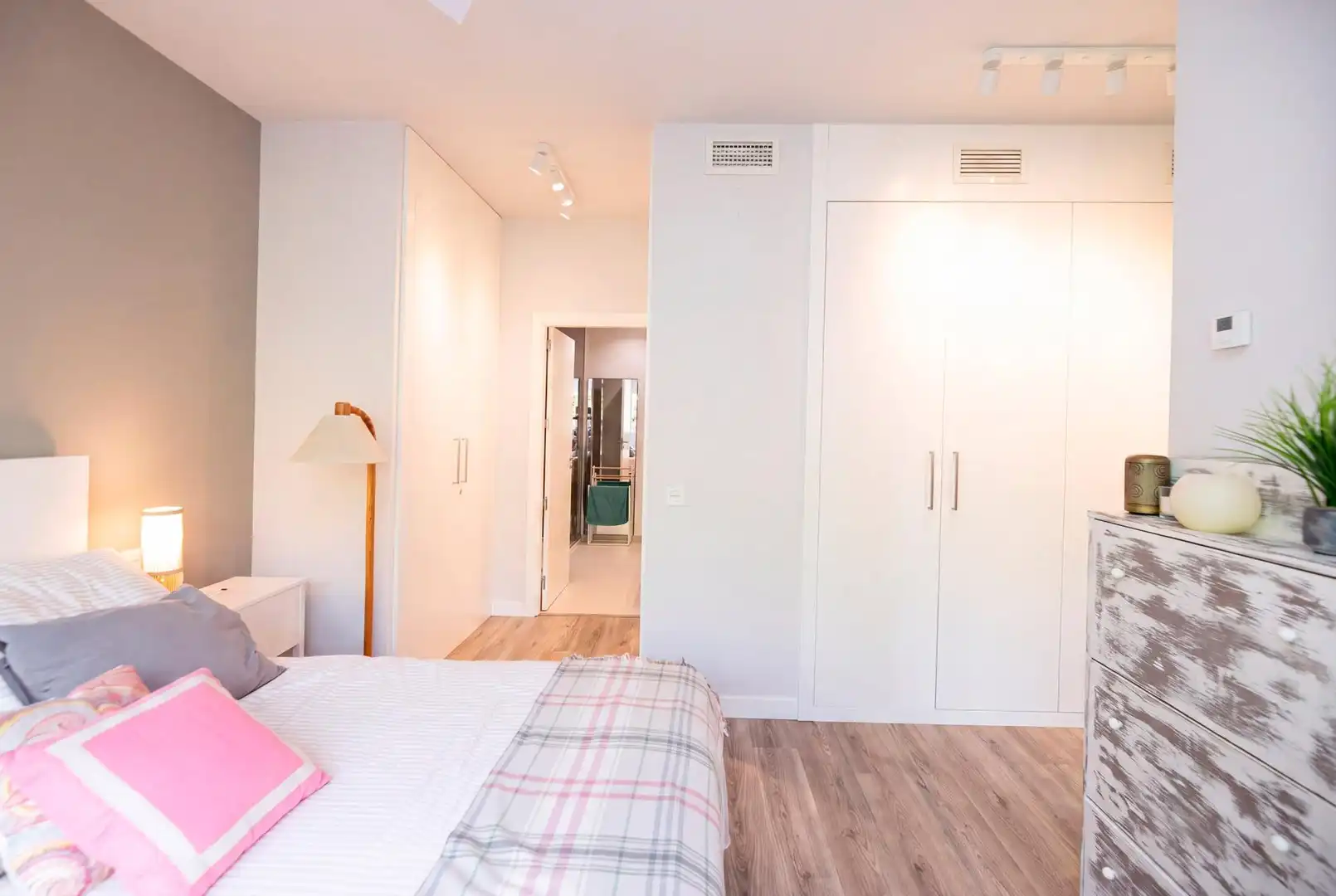 Schlafzimmer von Einfamilien-Reihenhaus zum Verkauf in Torrelodones mit Heizung, Privatgarten und Gemeinschaftspool