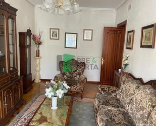 Sala d'estar de Pis en venda en Ourense Capital  amb Calefacció, Parquet i Moblat