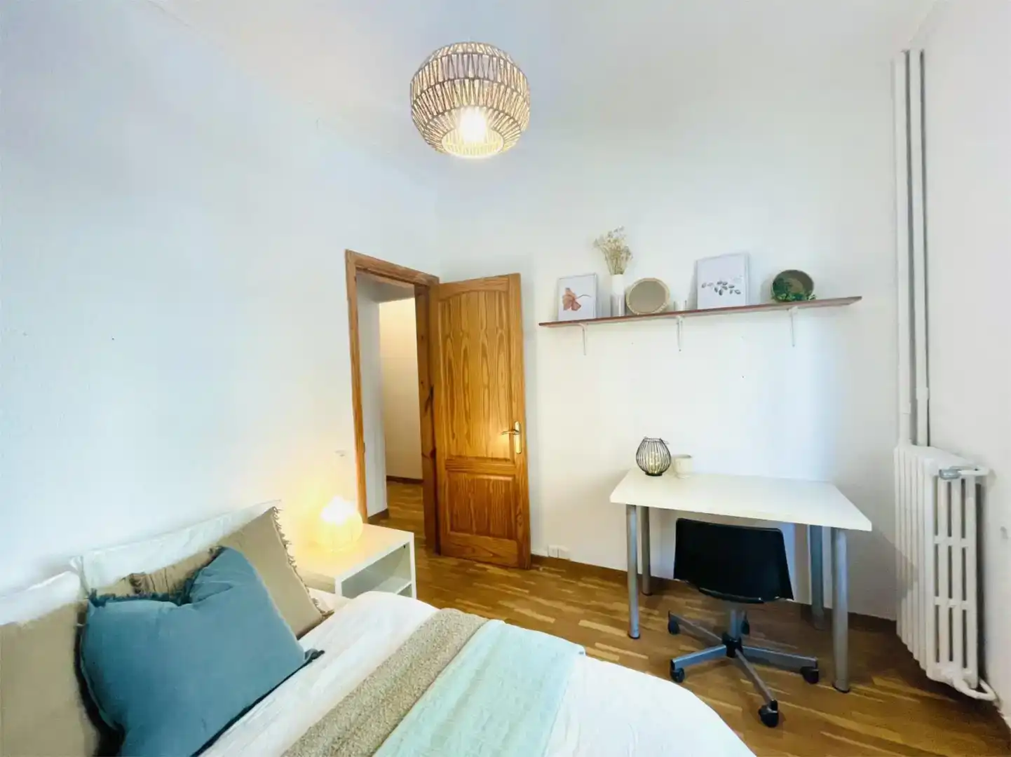Bedroom of Flat for share in Gràcia
