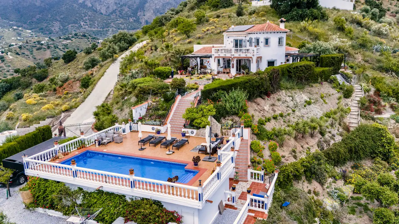 Vista exterior de Casa o xalet en venda en Canillas de Aceituno amb Aire condicionat, Terrassa i Piscina