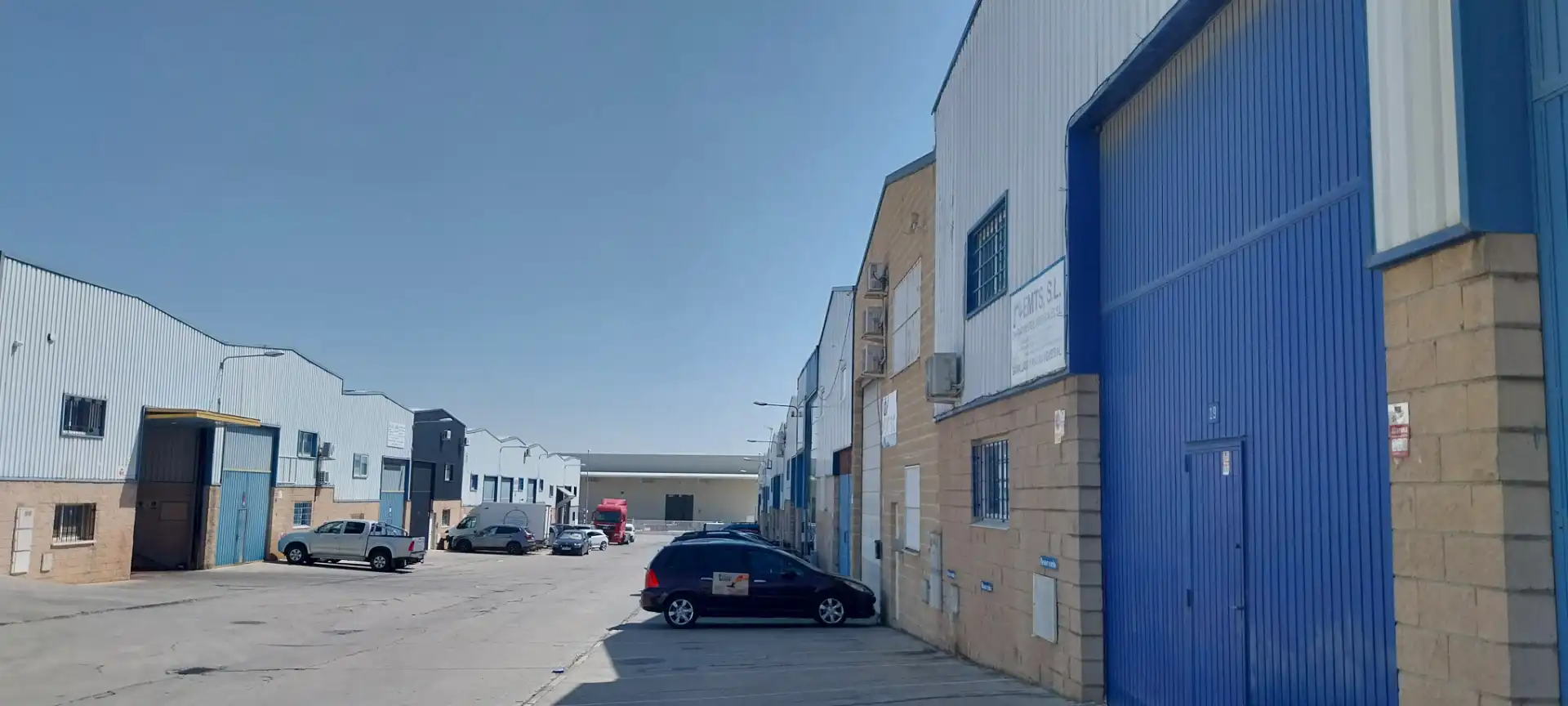 Vista exterior de Nau industrial de lloguer en Camarma de Esteruelas amb Alarma
