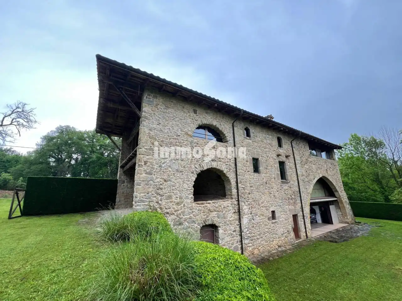 Vista exterior de Finca rústica en venda en La Vall d'en Bas amb Calefacció, Jardí privat i Alarma