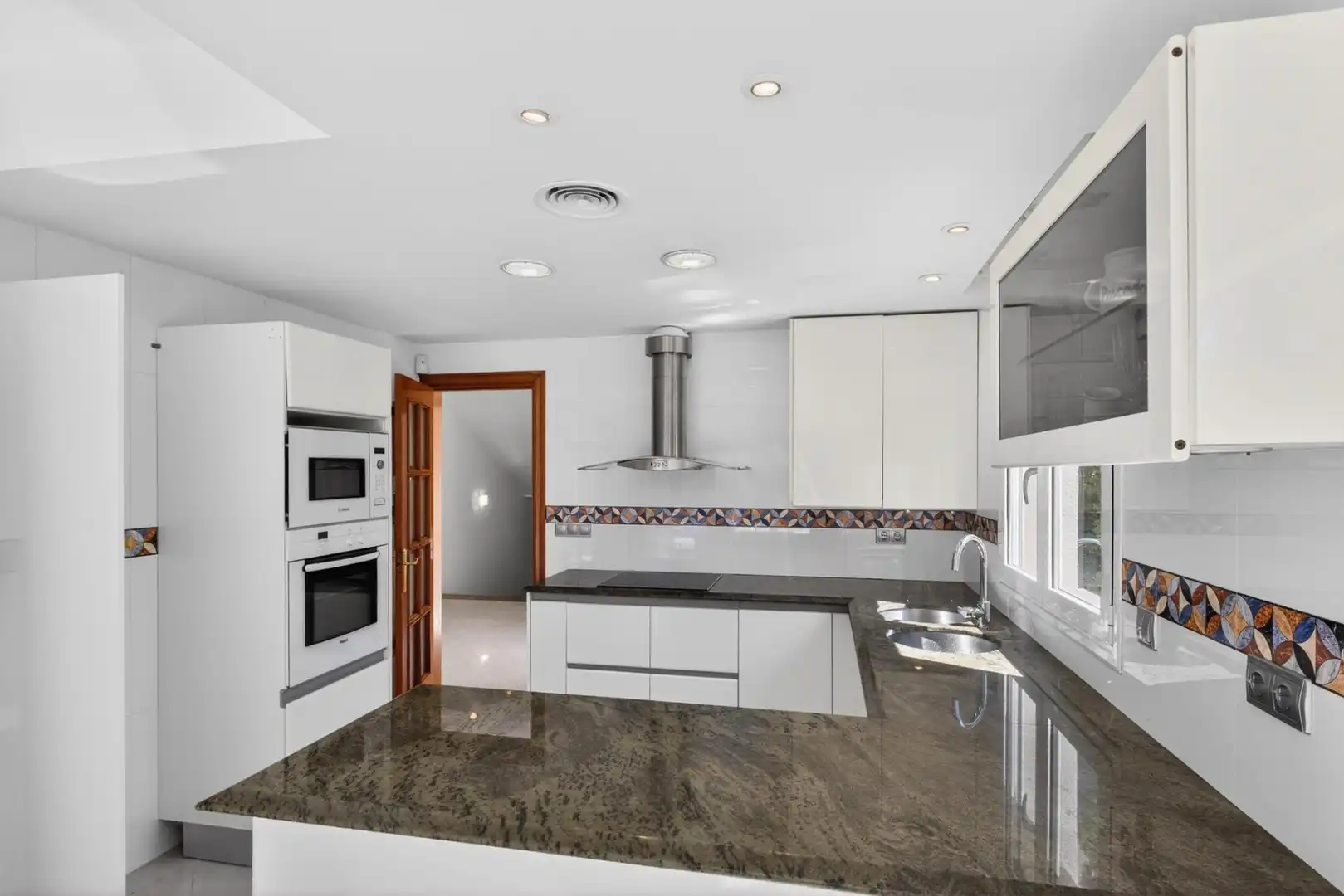 Cocina de Casa o chalet en venta en Aiguaviva con Aire acondicionado, Calefacción y Jardín privado