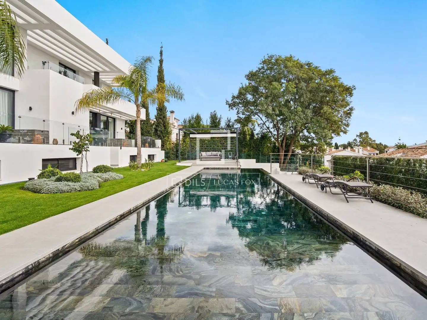 Swimming pool of Houses for sale in Benahavís  with Air Conditioner, Heating and Private garden