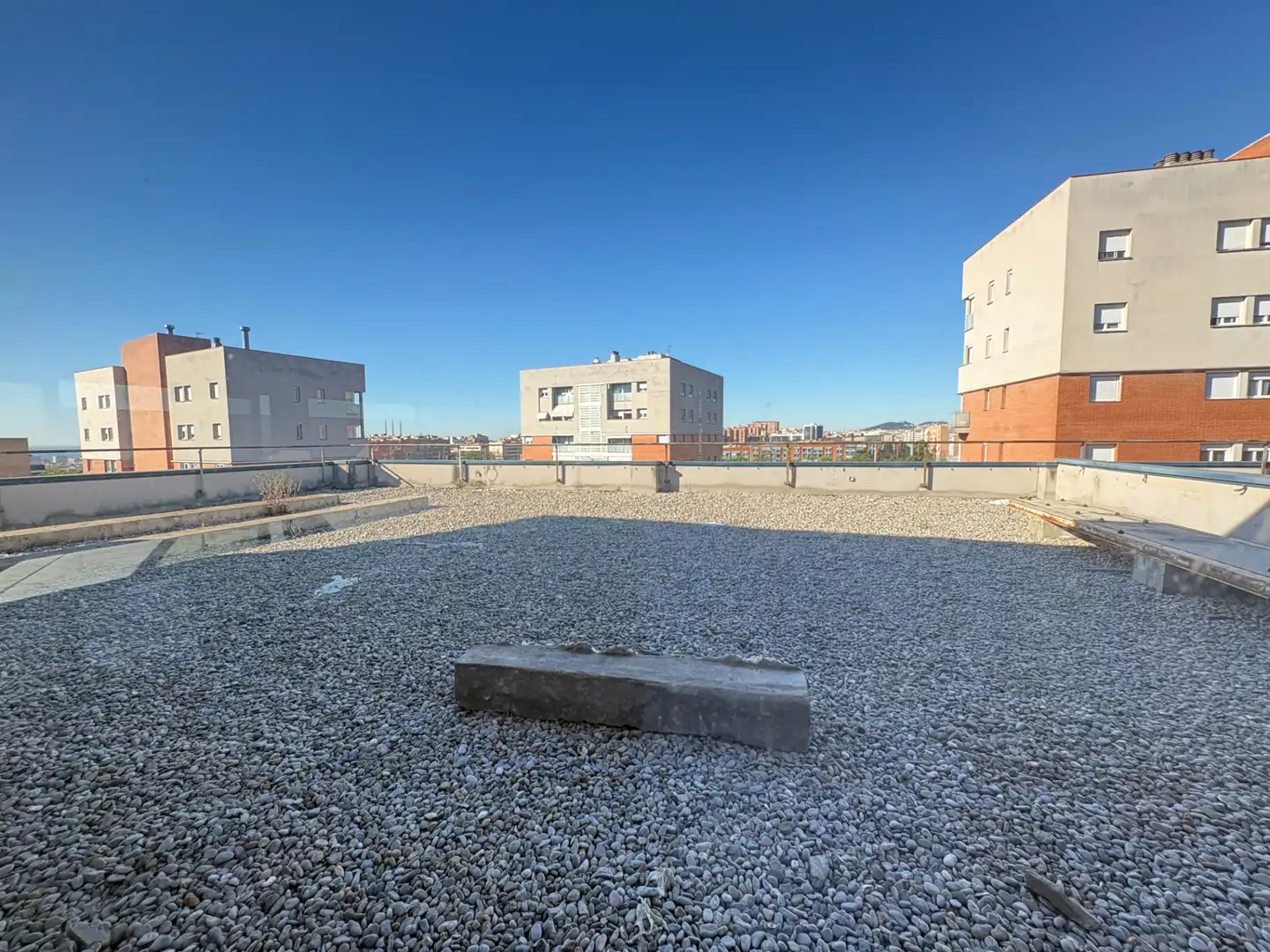 Terrasse von Fabrikhallen zur Miete in Badalona mit Alarm