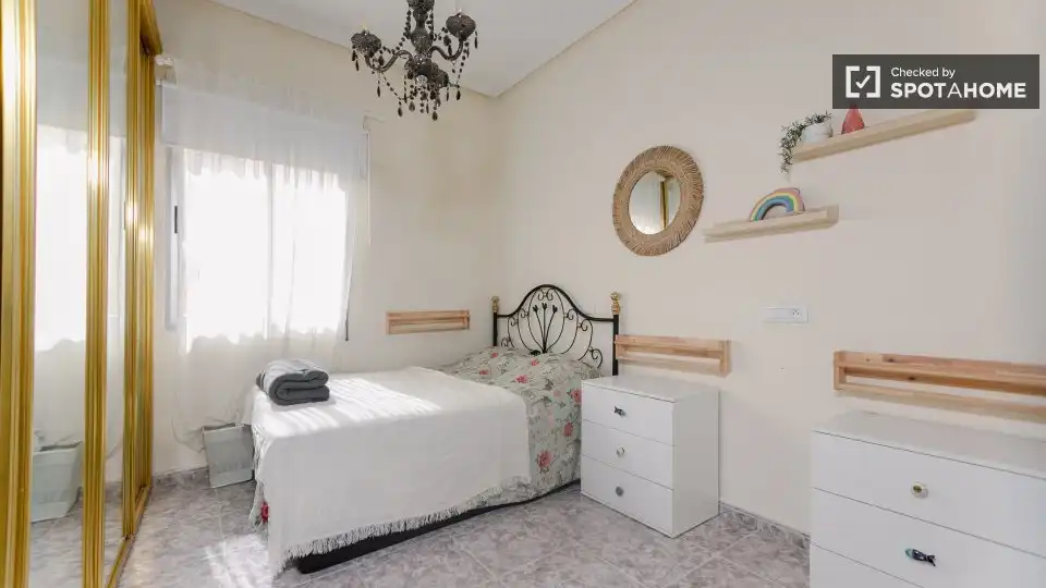 Habitación de Piso de alquiler en Valencia con Aire acondicionado, Calefacción y Amueblado