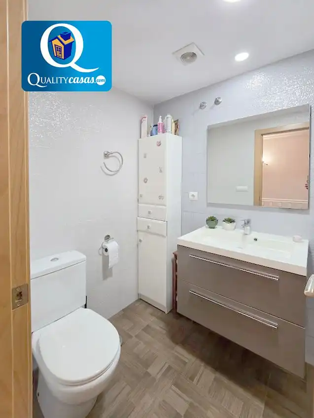 Bany de Casa o xalet en venda en Alicante / Alacant amb Aire condicionat, Terrassa i Piscina comunitària