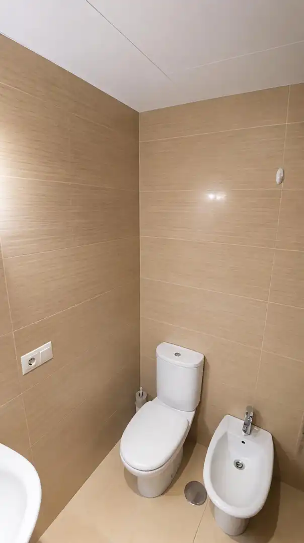 Bathroom of Flat for rent in Granada  with Air Conditioner, Heating and Private garden