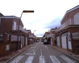 Vista exterior de Casa adosada en venda en Getafe amb Jardí privat