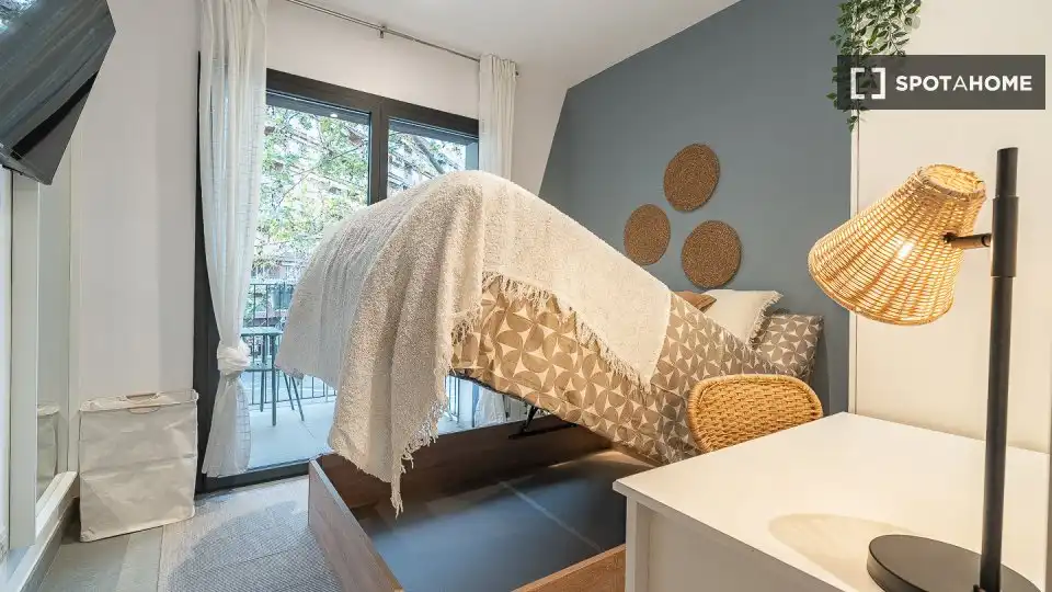 Bedroom of Flat for share in Barcelona  with Air Conditioner, Heating and Furnished