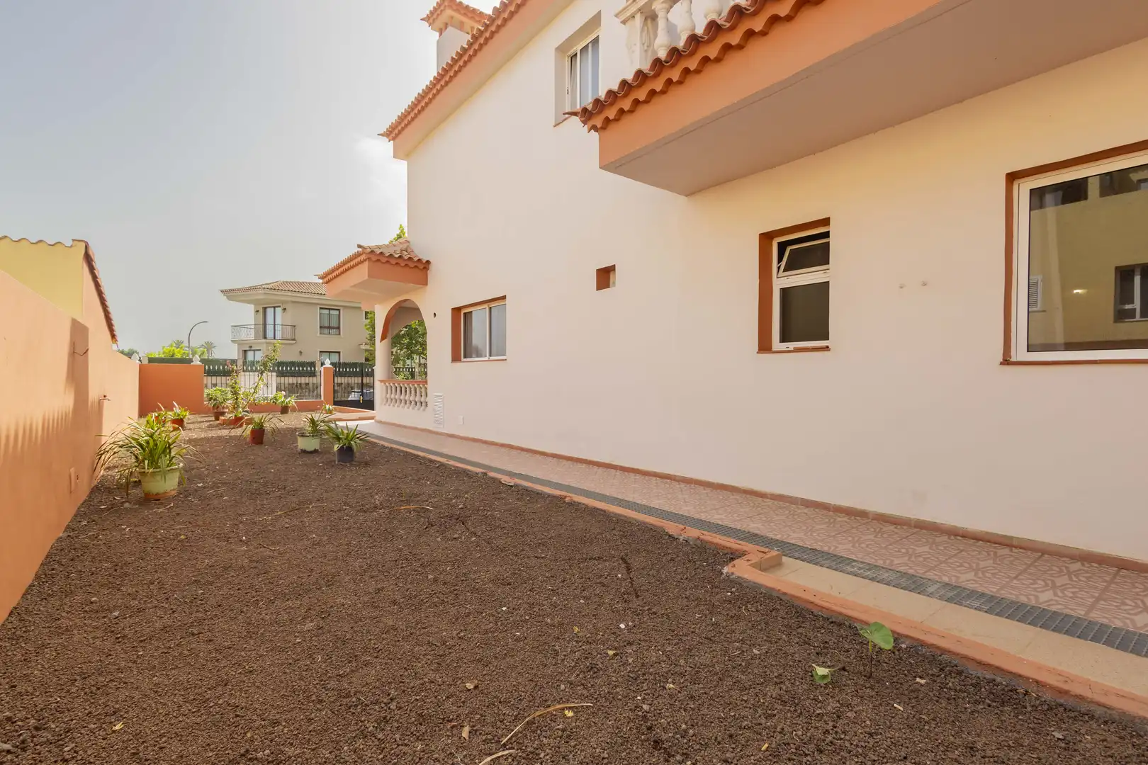 Außenansicht von Einfamilien-Reihenhaus zum Verkauf in Los Realejos mit Privatgarten, Terrasse und Abstellraum