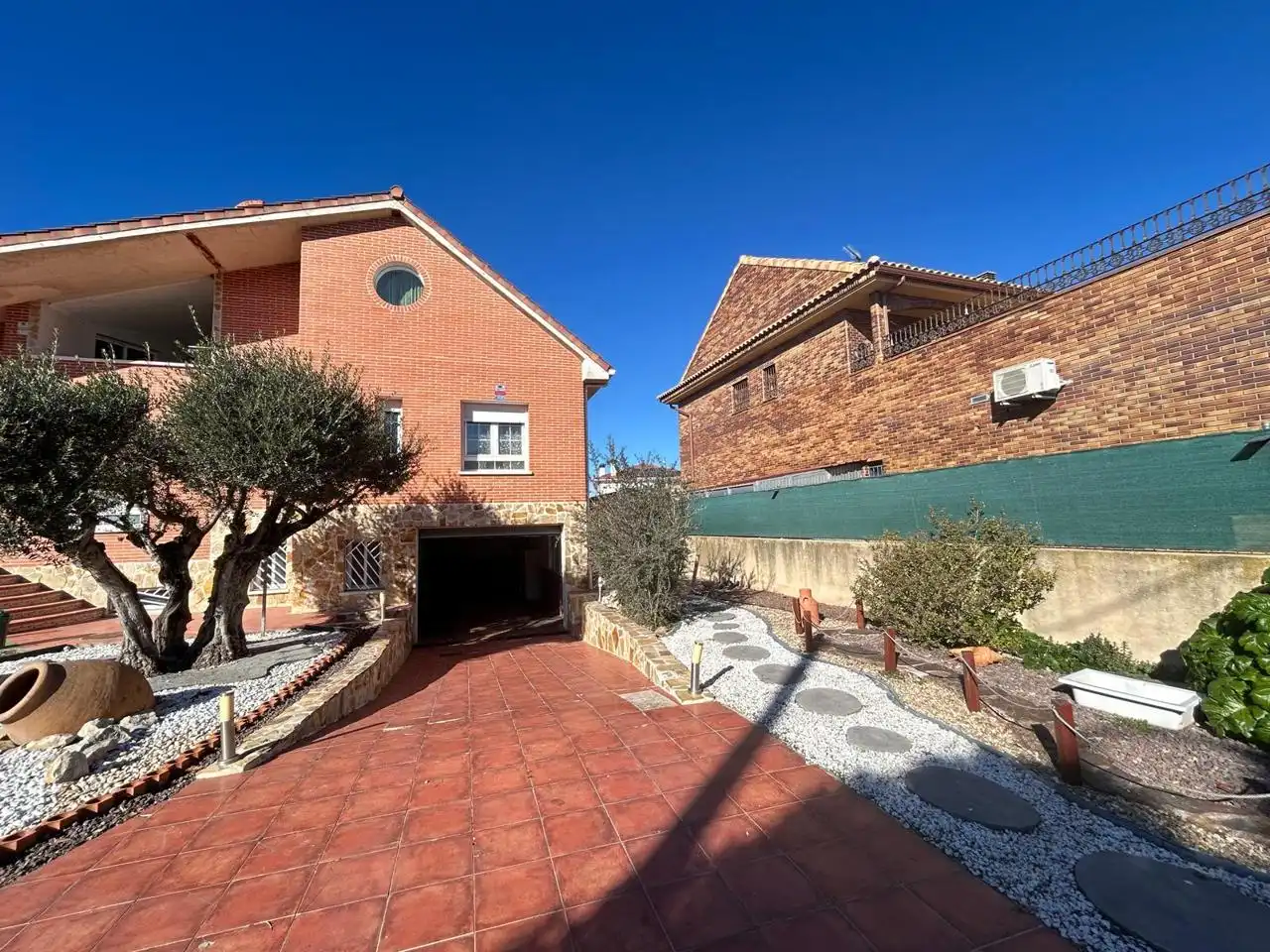 Außenansicht von Haus oder Chalet zum Verkauf in El Casar mit Heizung, Privatgarten und Terrasse