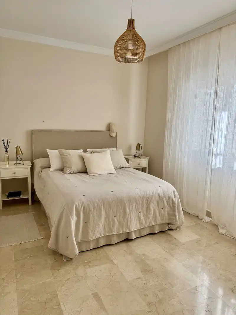 Dormitori de Apartament de lloguer en Marbella amb Traster, Piscina i Moblat