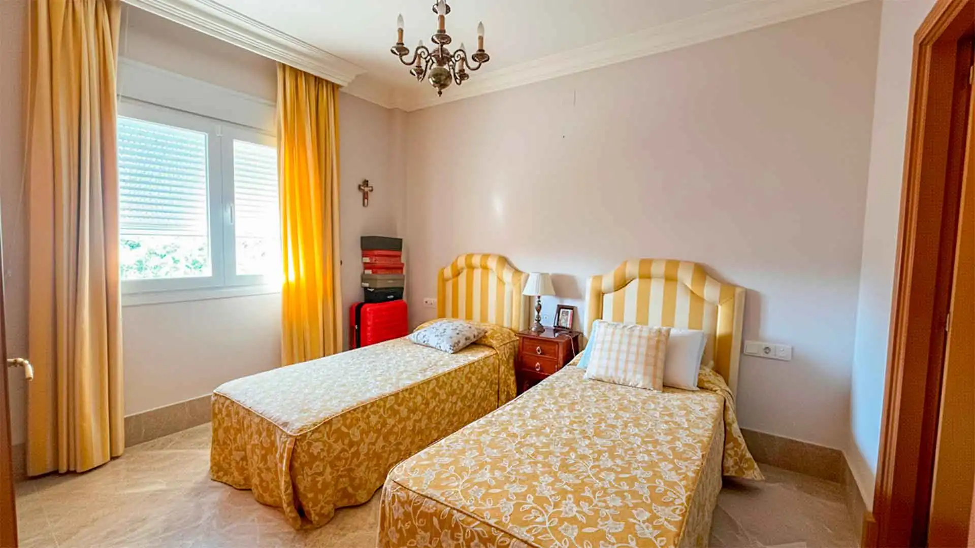 Dormitori de Casa adosada en venda en Marbella amb Aire condicionat, Jardí privat i Terrassa