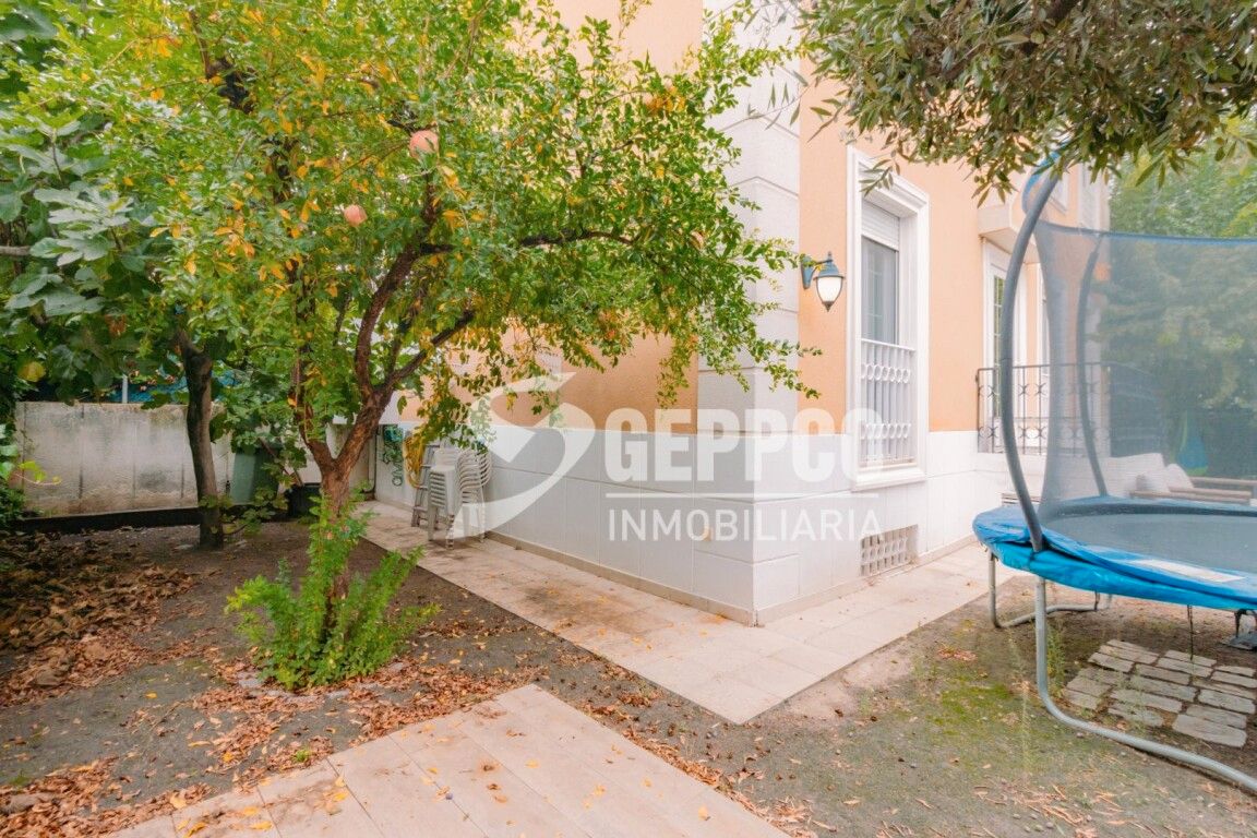 Exterior view of Single-family semi-detached for sale in Torrejón de Ardoz  with Air Conditioner, Heating and Private garden