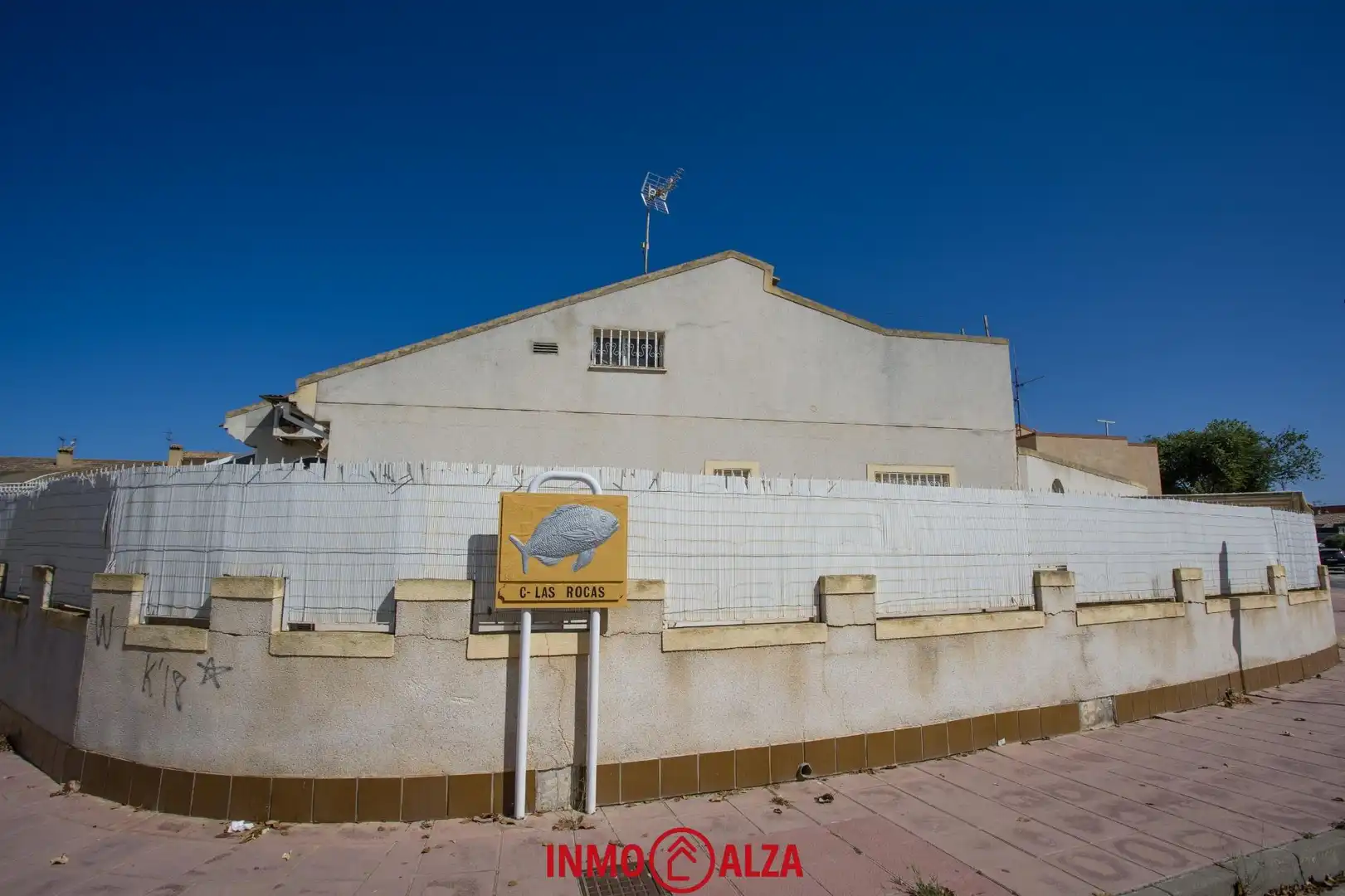 Außenansicht von Einfamilien-Reihenhaus zum Verkauf in Los Alcázares mit Privatgarten, Terrasse und Abstellraum