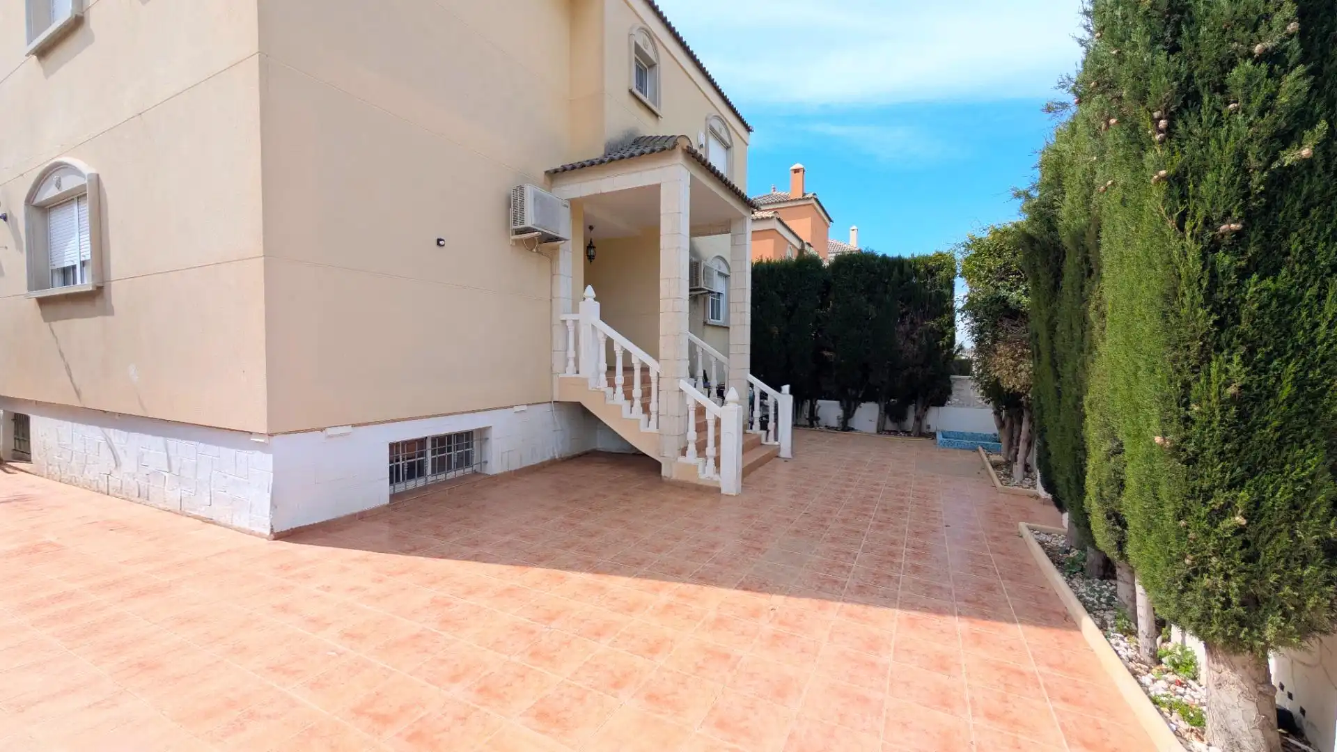 Vista exterior de Casa o xalet en venda en Elche / Elx amb Aire condicionat, Calefacció i Jardí privat