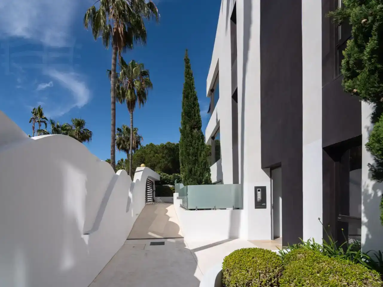 Vista exterior de Pis en venda en Marbella amb Aire condicionat, Piscina i Balcó