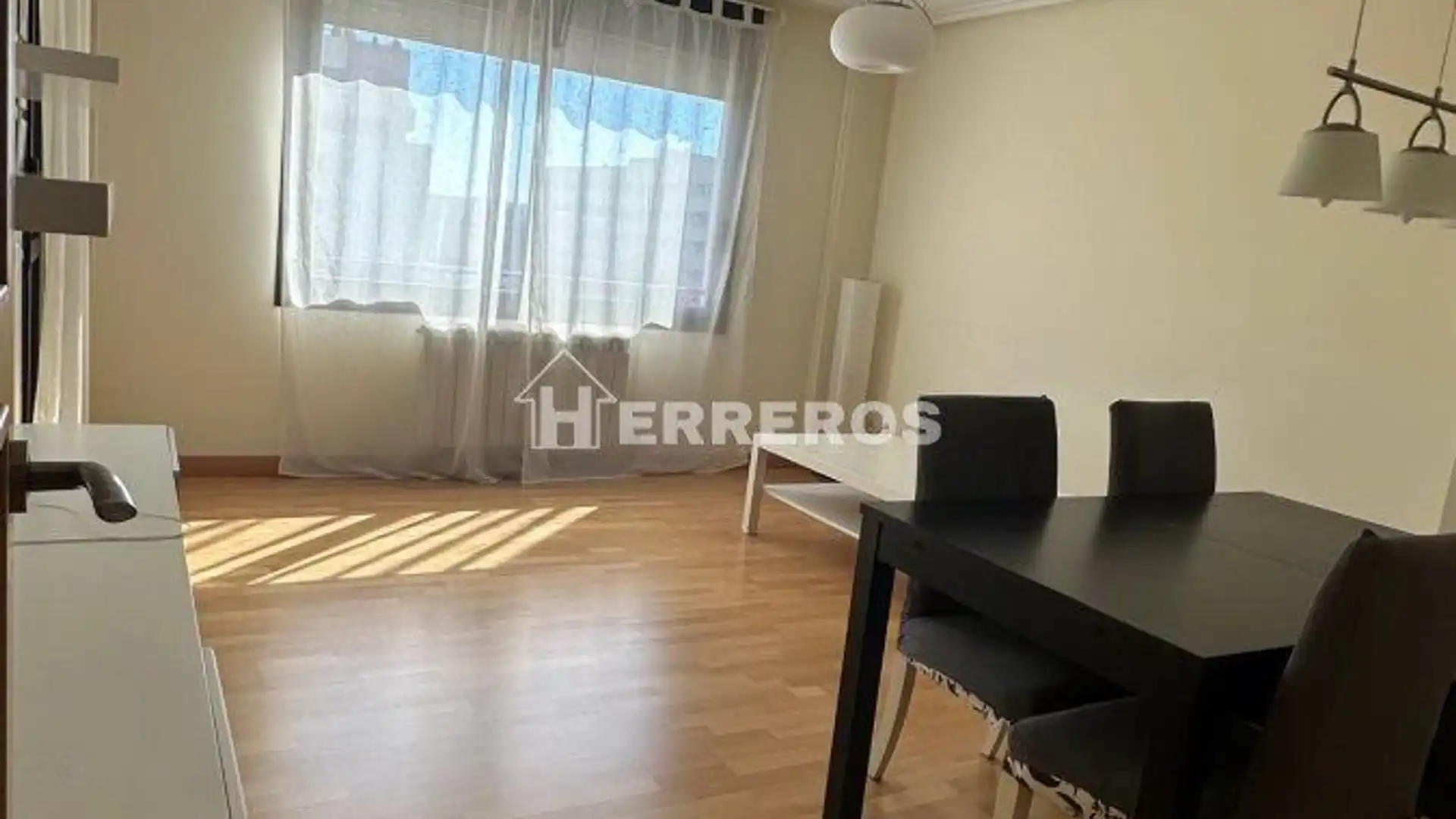 Vista exterior de Apartament en venda en  Logroño amb Calefacció, Parquet i Terrassa