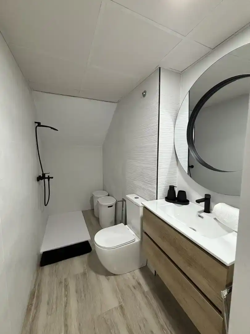 Badezimmer von Wohnung zur Miete in Puerto Real mit Klimaanlage, Privatgarten und Abstellraum